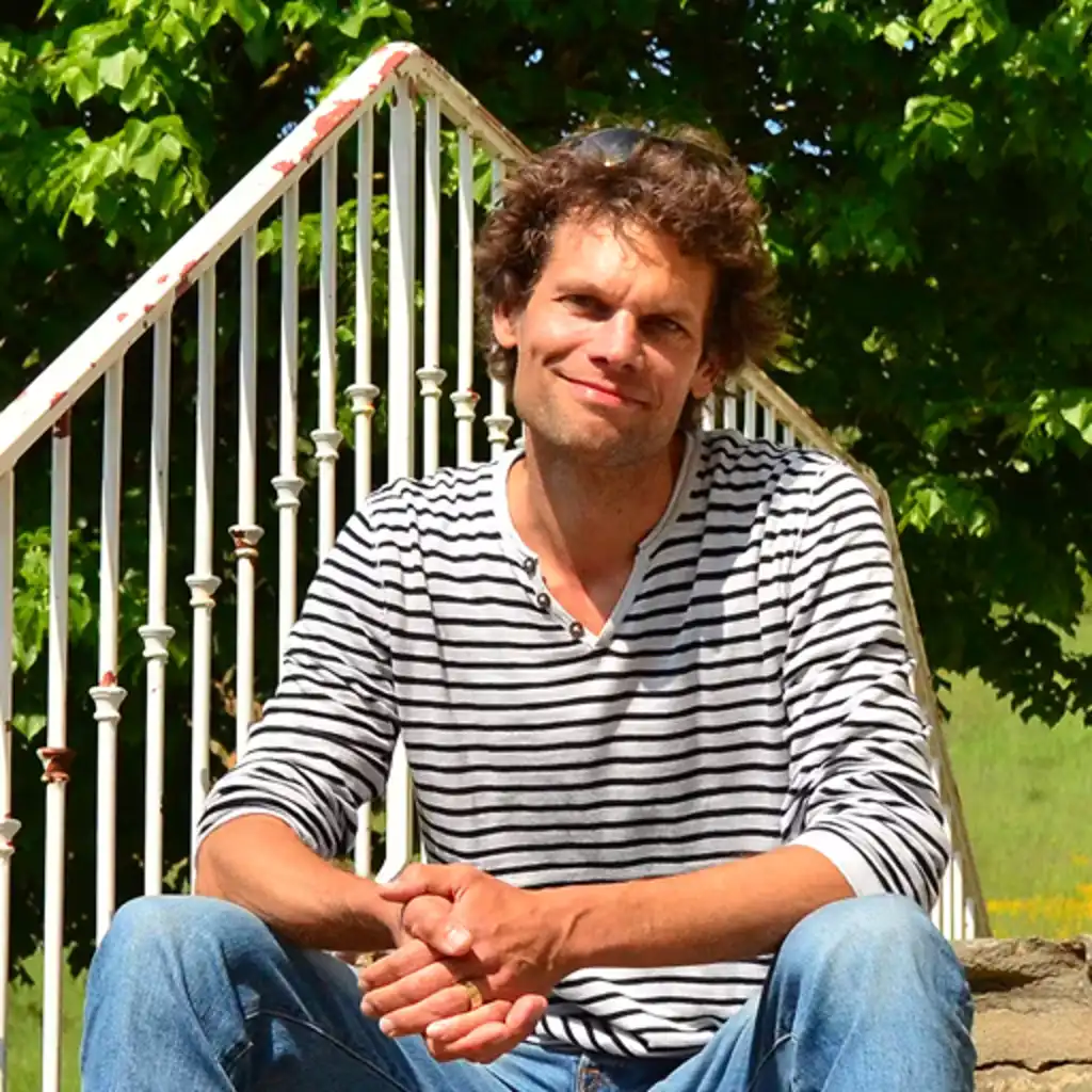 Thomas Kötting sitzt auf einer Treppe