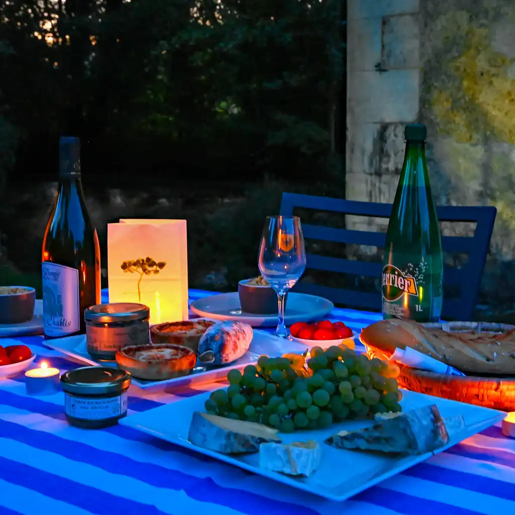 Ein appetitliches Picknick im Burgund mit Brot, Wein und Trauben