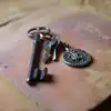Ein Schlüsselbund auf einem Holztisch