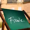 Ein grün bespannter Liegestuhl mit der Aufschrift "Freude"