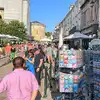 Eine Einkaufsstraße mit Touristen