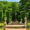 Eine Treppe in einem angelegten Garten