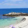 Ein Sandstrand vor blauem Meer