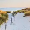 Weiße Sanddünen mit Meer im Hintergrund