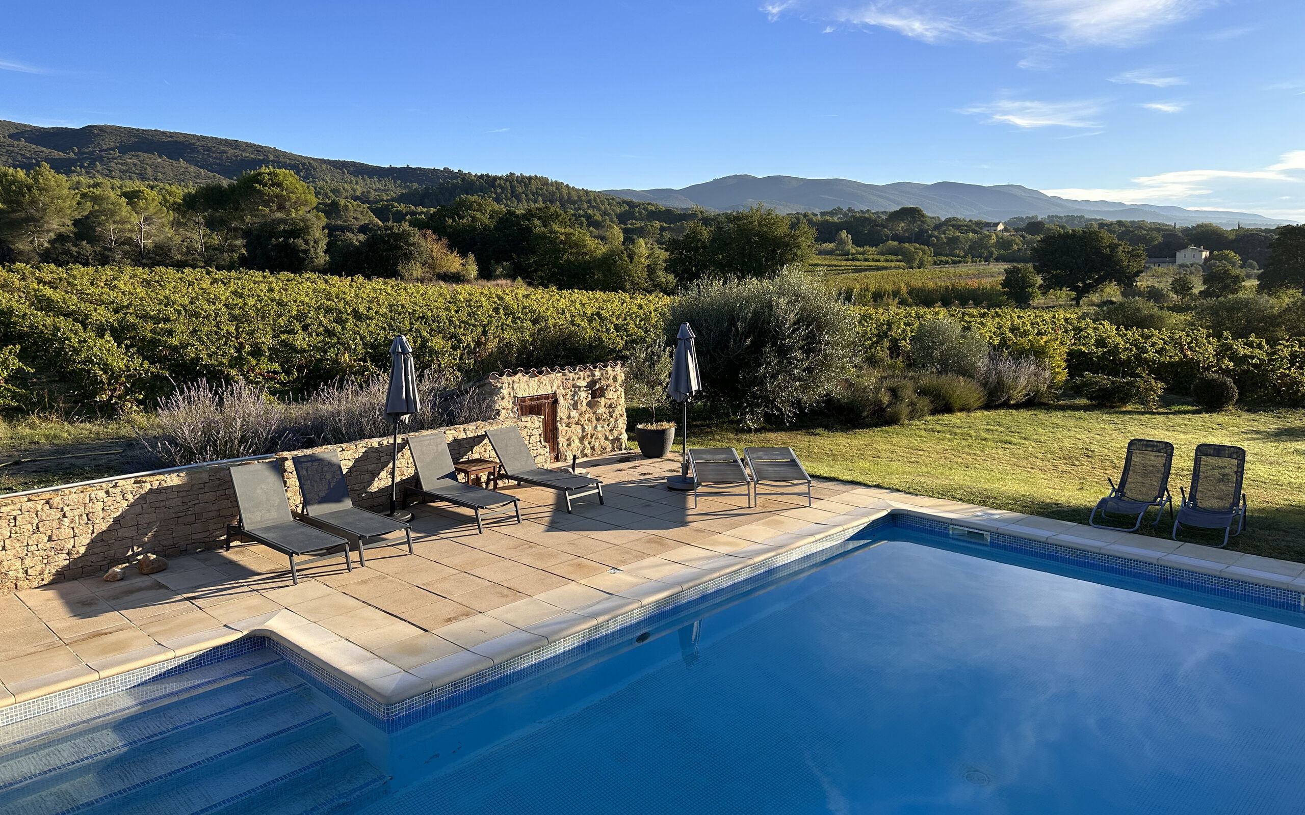 Provence-Urlaub-Tipp-Pool-Stuehle