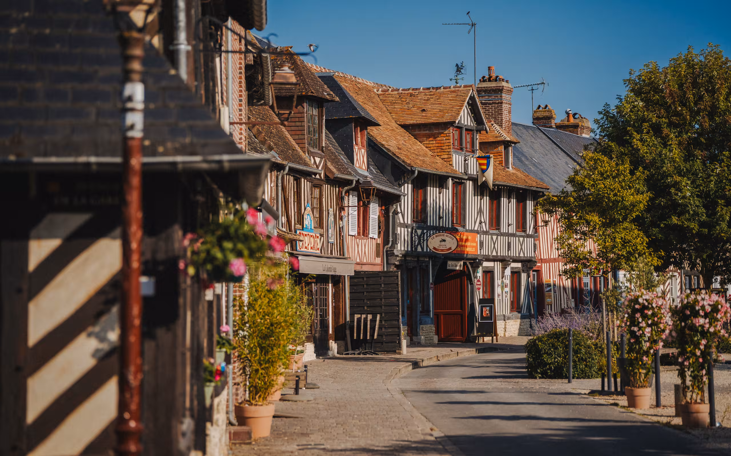Eine Straße mit vielen Fachwerkhäusern in der Normandie