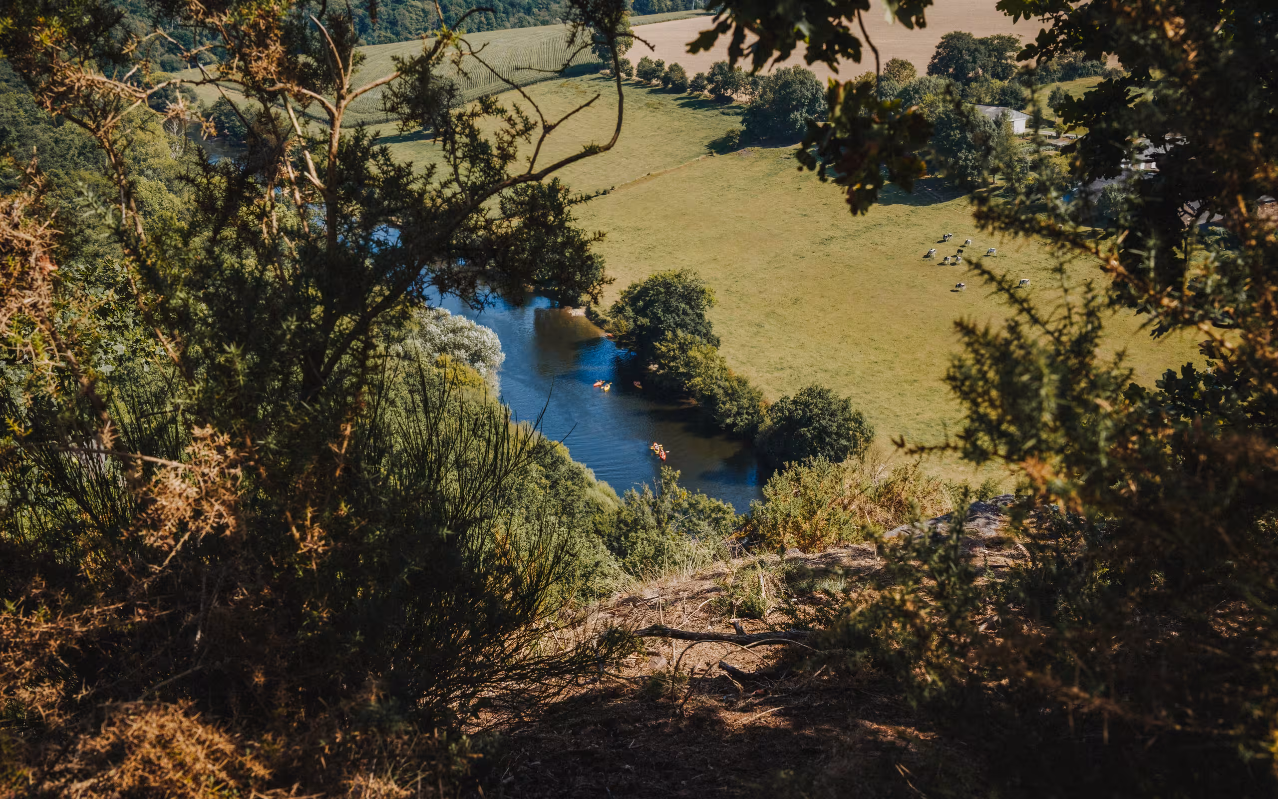 Aussicht auf einen Fluss von einem Wanderweg in der Normandie