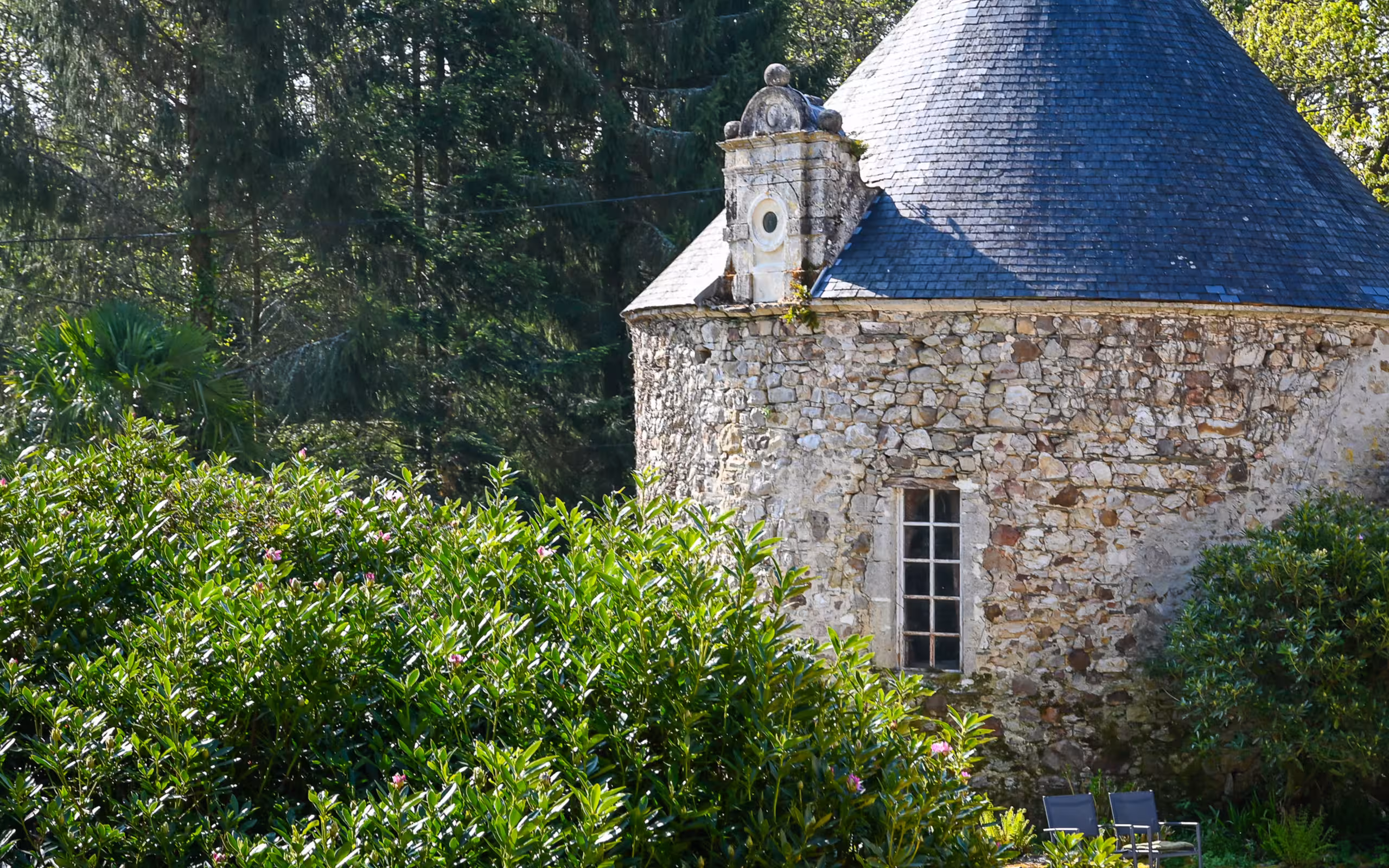 Der Turm im Garten eines Schlosses in der Normandie