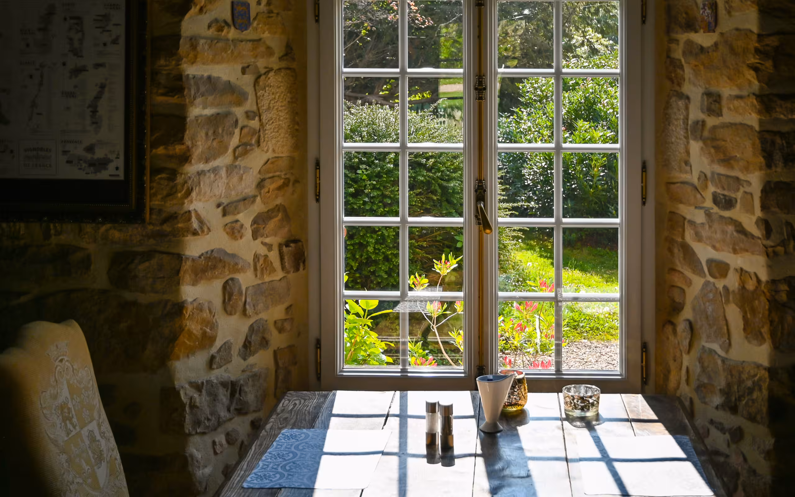 Der Frühstücksraum einer Unterkunft in der Normandie