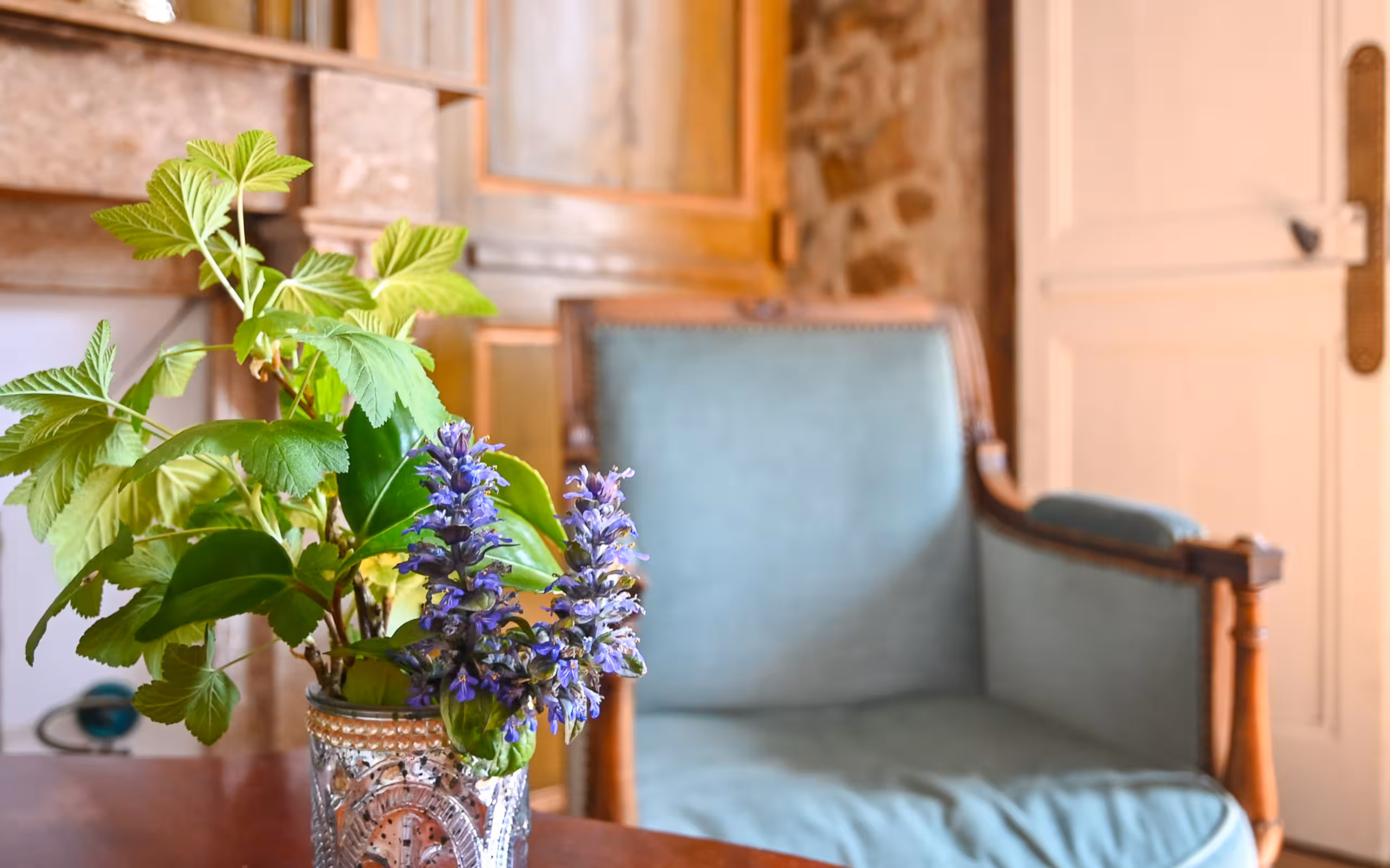 Ein Sessel in einer Unterkunft in der Normandie