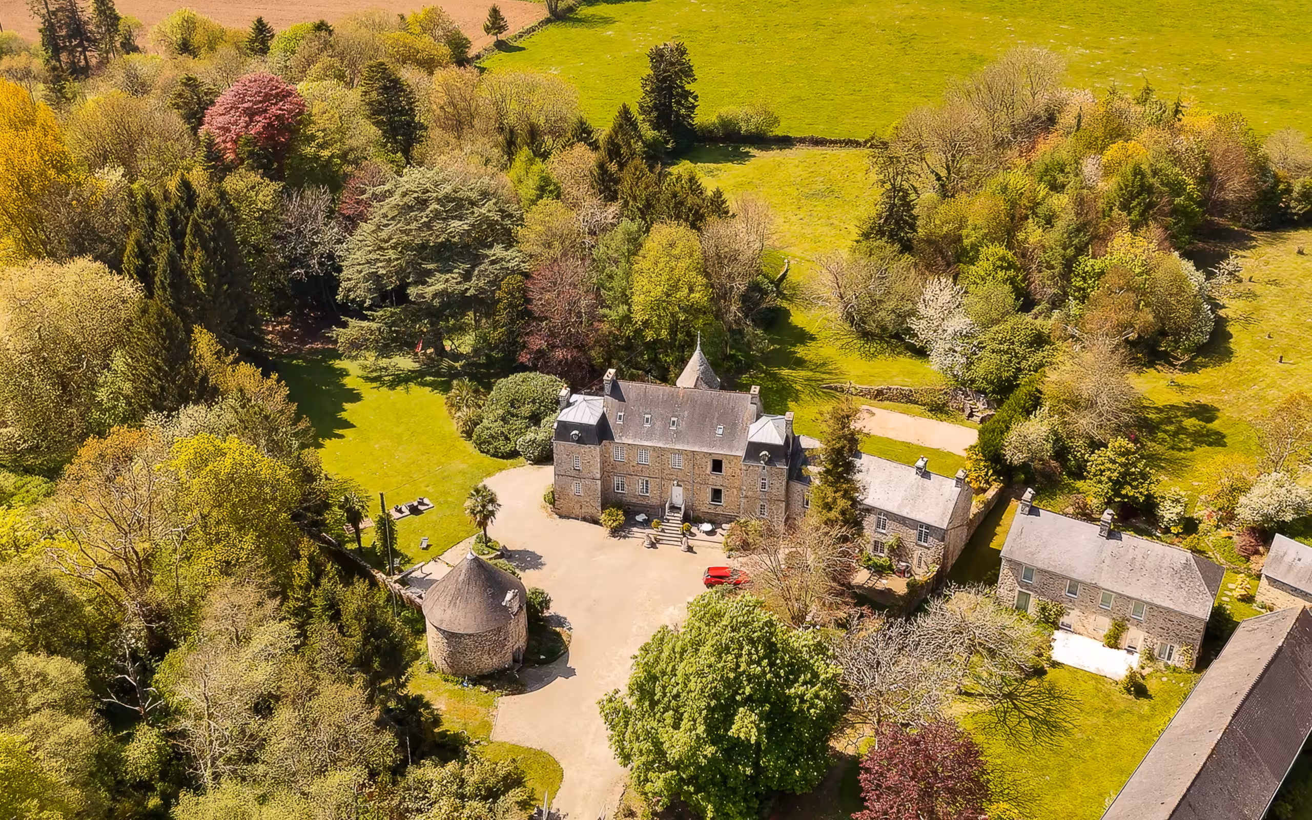 Drohnenaufnahme von einem Schloss in der Normandie