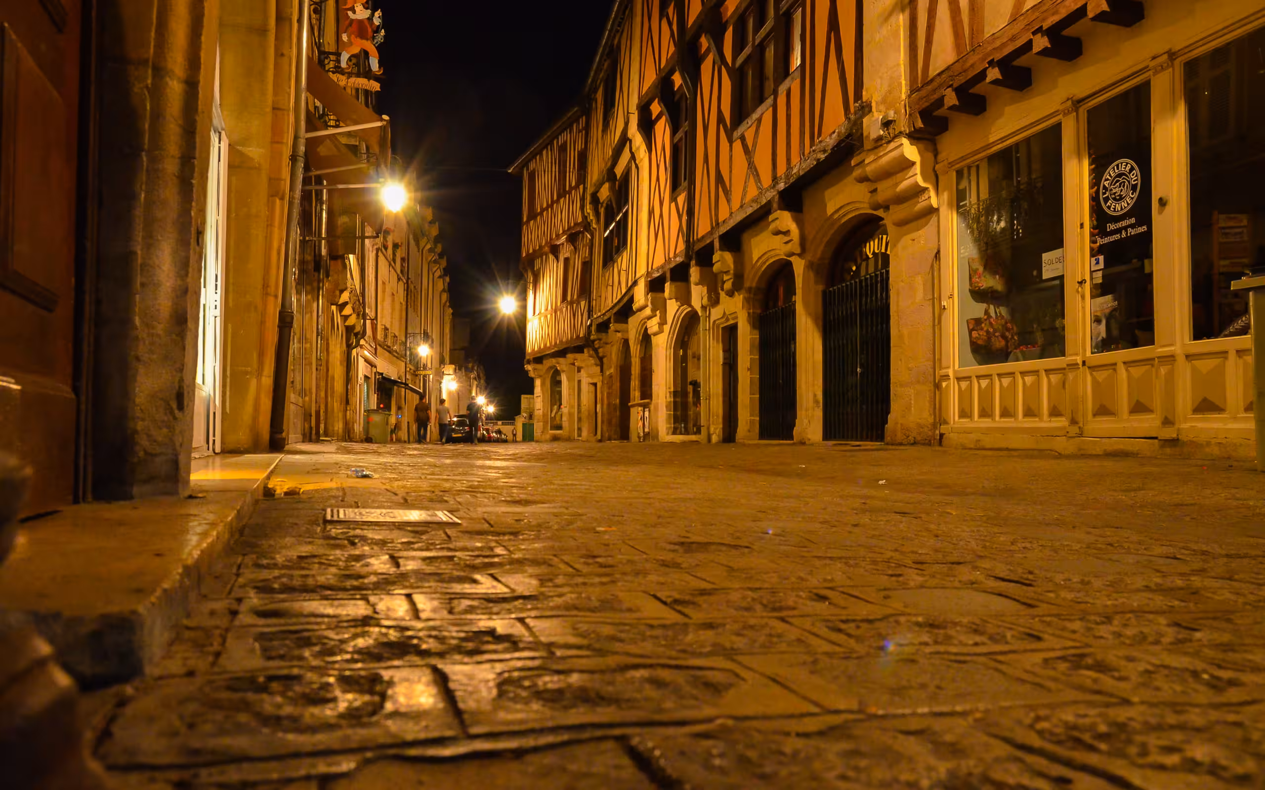 Straße einer Stadt mit Fachwerkhäusern im Burgund bei Nacht