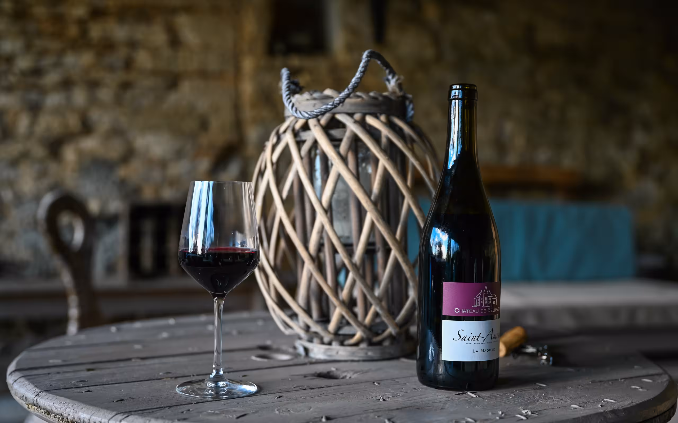 Ein edler Rotwein auf einem Tisch im Burgund