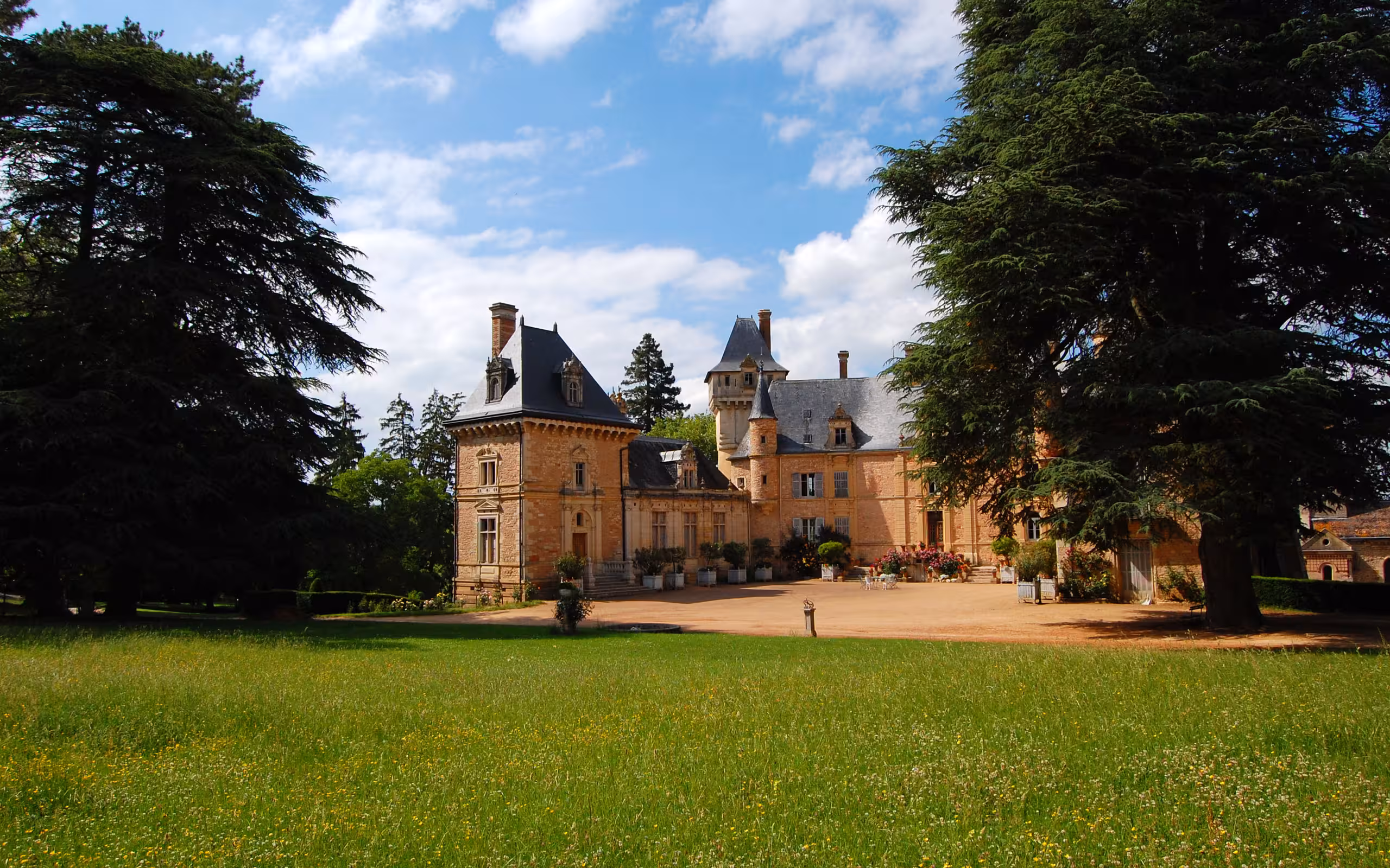 Der Rasen des Innenhofs des Schlosses im Burgund