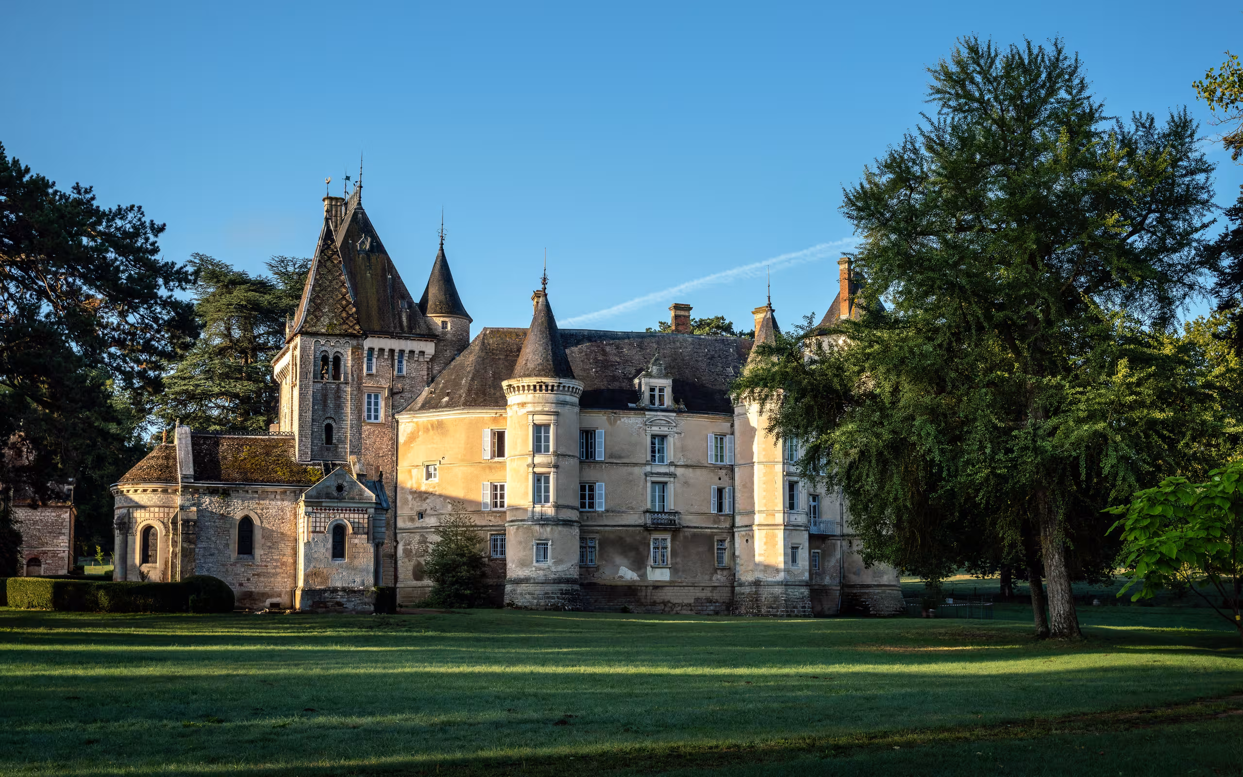 Das Anwesen des Schlosses im Burgund mit einem großen Rasen