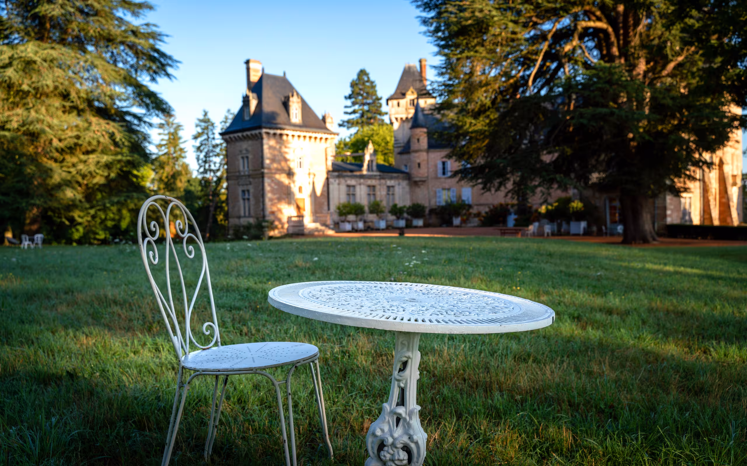 Gartenstuhl und Tisch im Garten des Schlosses im Burgund