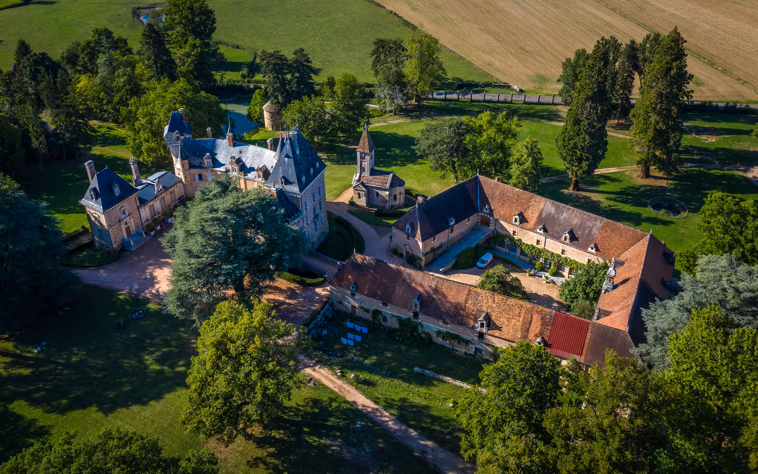 Eine Aufnahme des Schlosses im Burgund von Oben