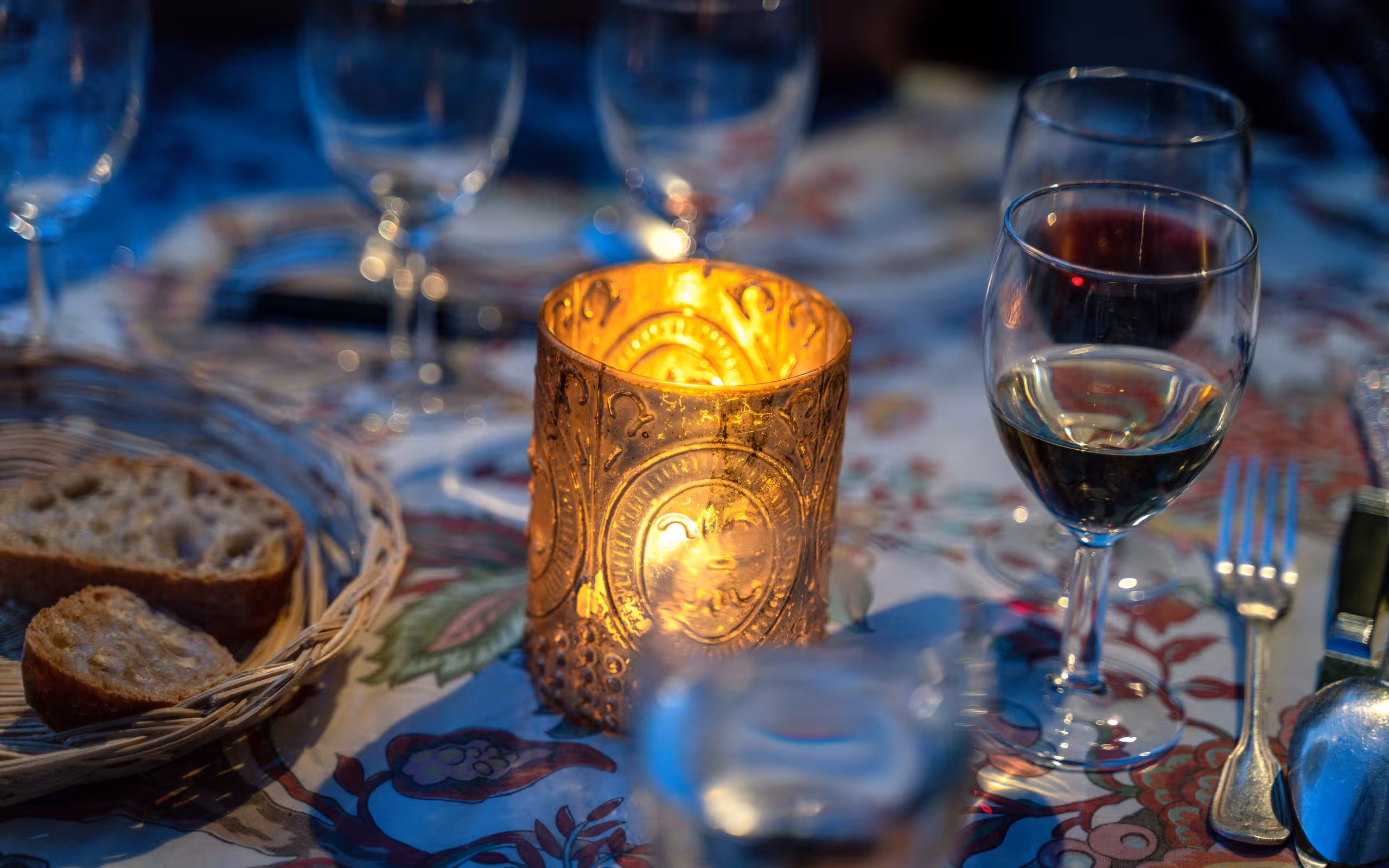 Ein Tisch mit Weingläsern im Schloss im Burgund