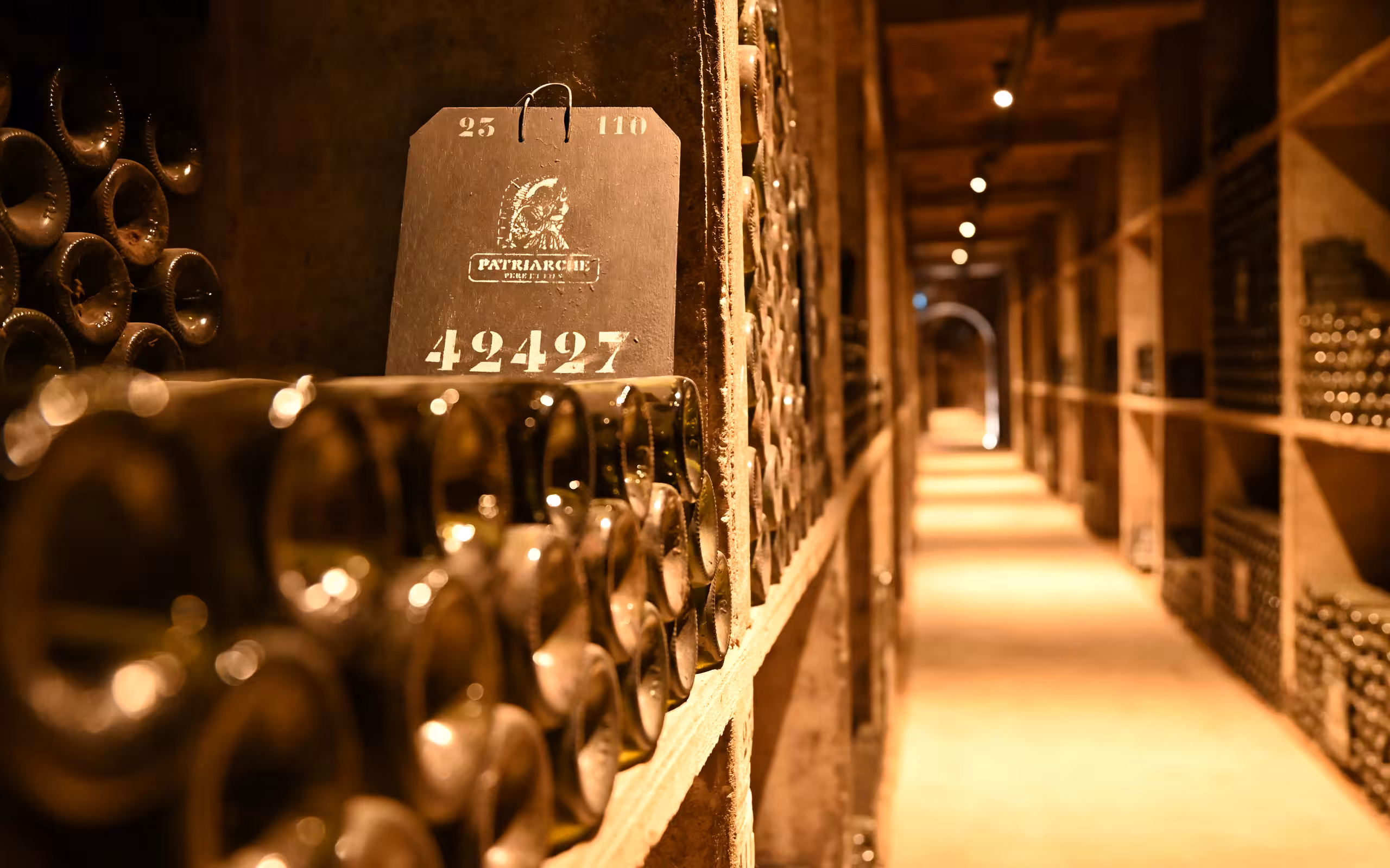 Ein Weinkeller voller Weinflaschen im Burgund