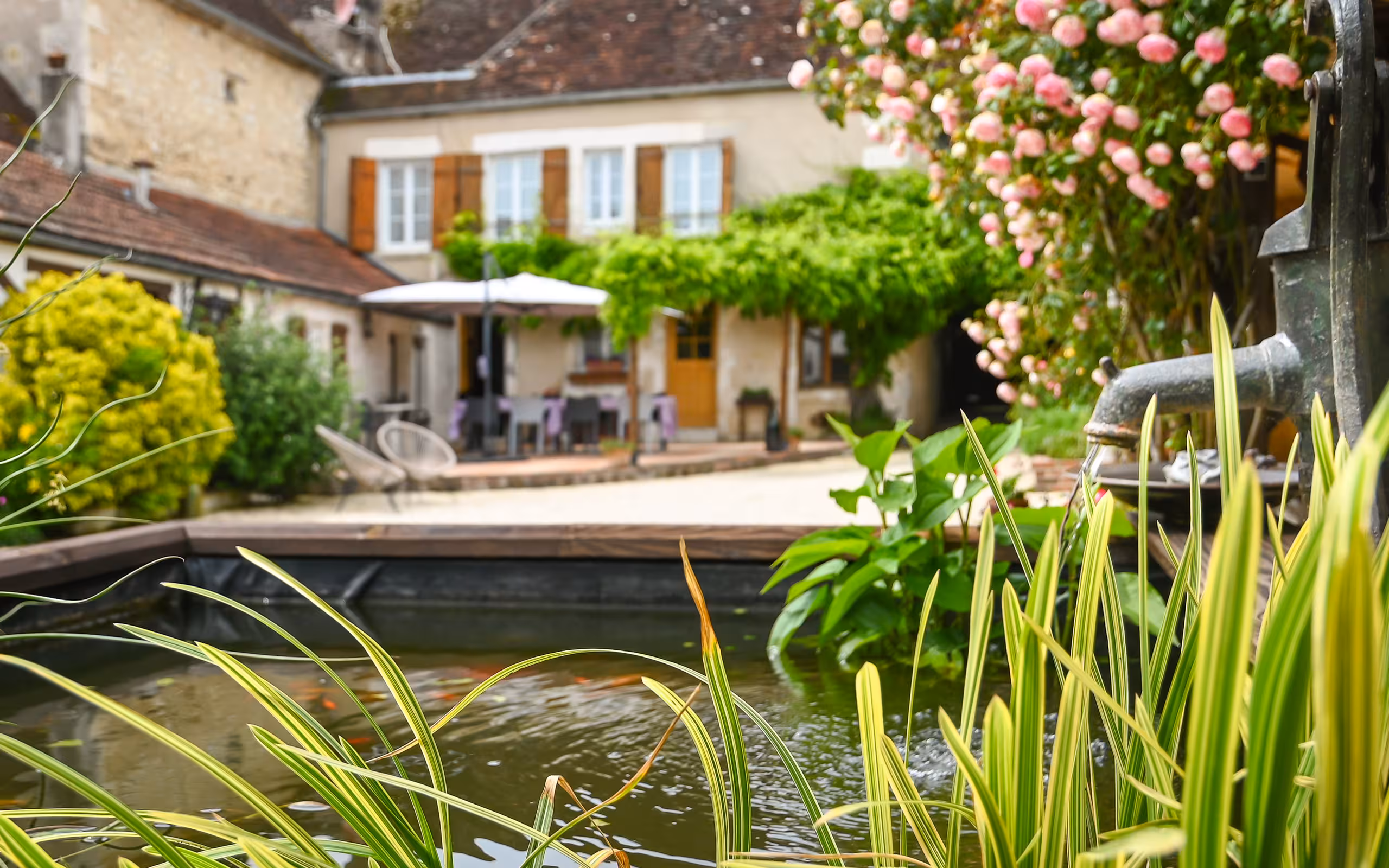 Ein schöner Teich im Innenhof der ehemaligen Poststation im Burgund