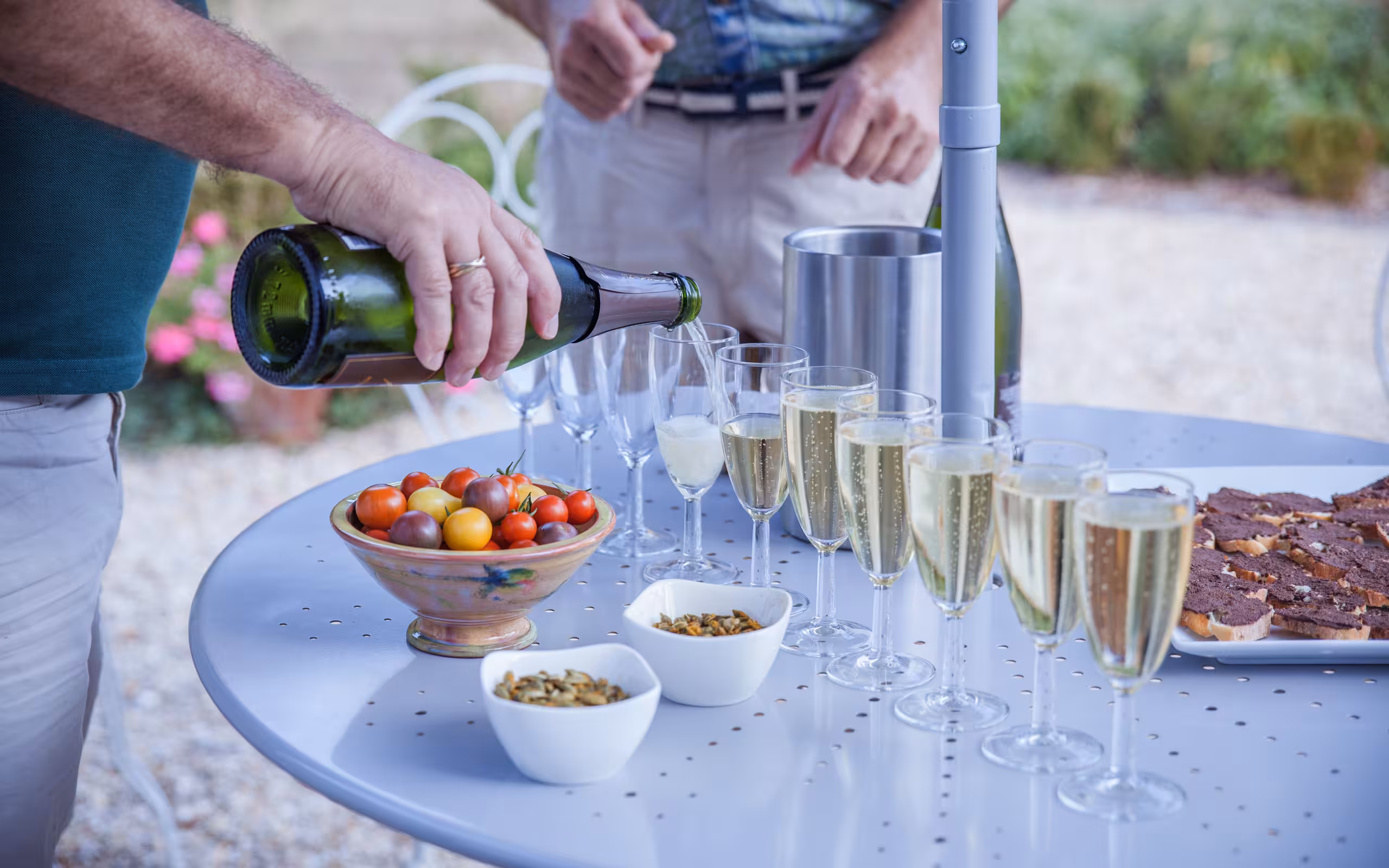 Ein Aperitif wird im Garten des Gutshofs in der Loire vorbereitet