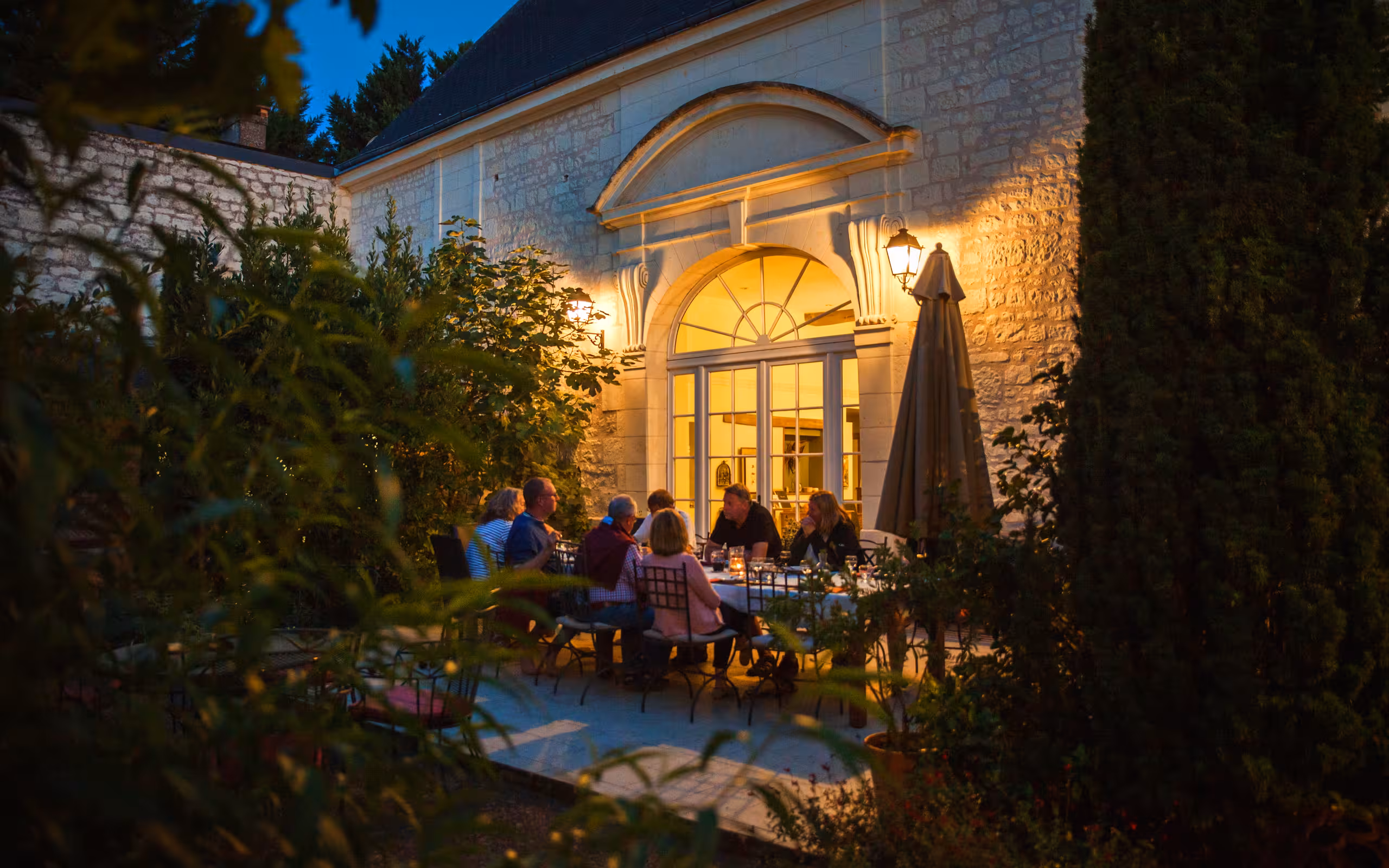 loire-unterkunft-innenhof-stimmung-dämmerung