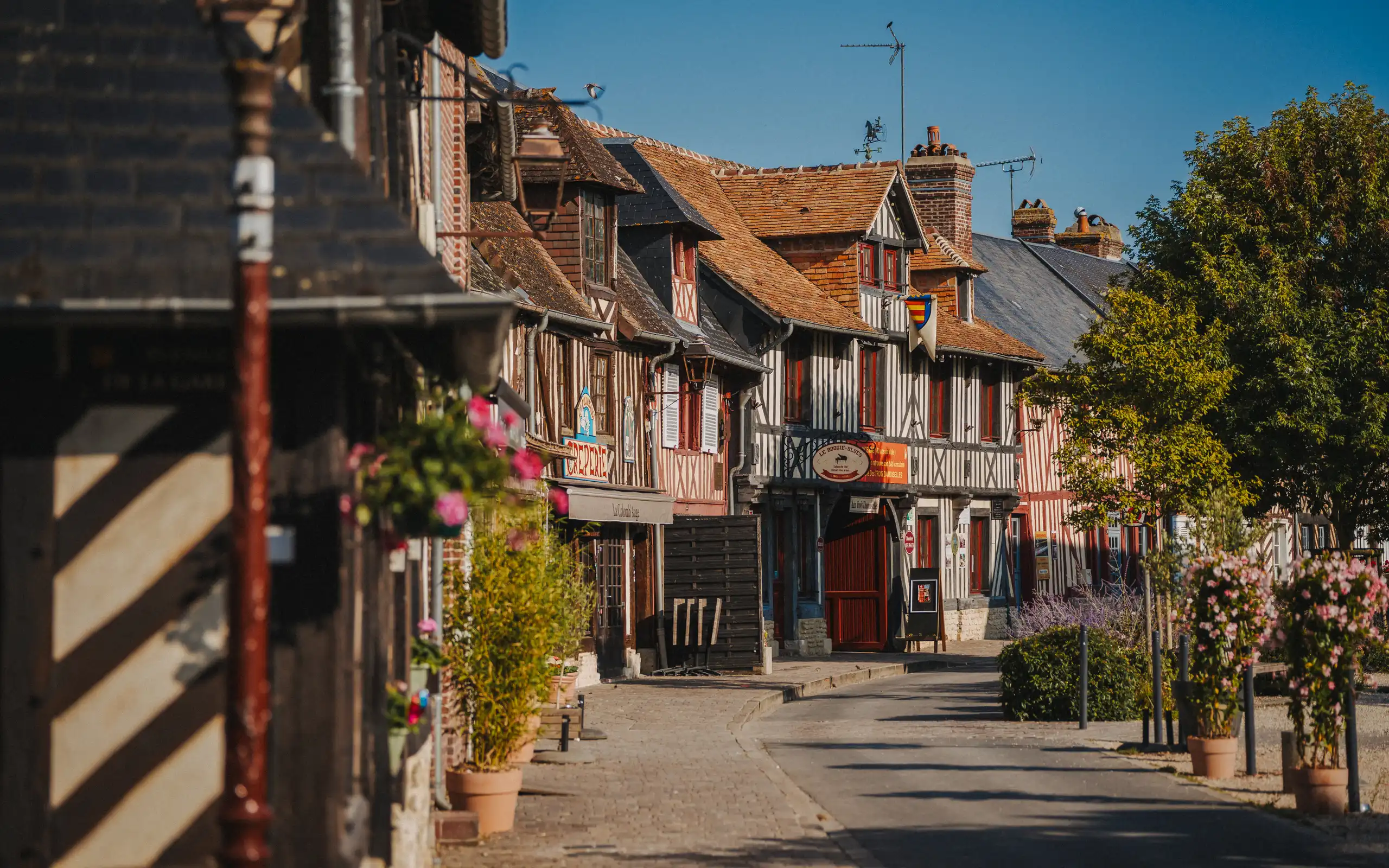 Eine Straße mit vielen Fachwerkhäusern in der Normandie