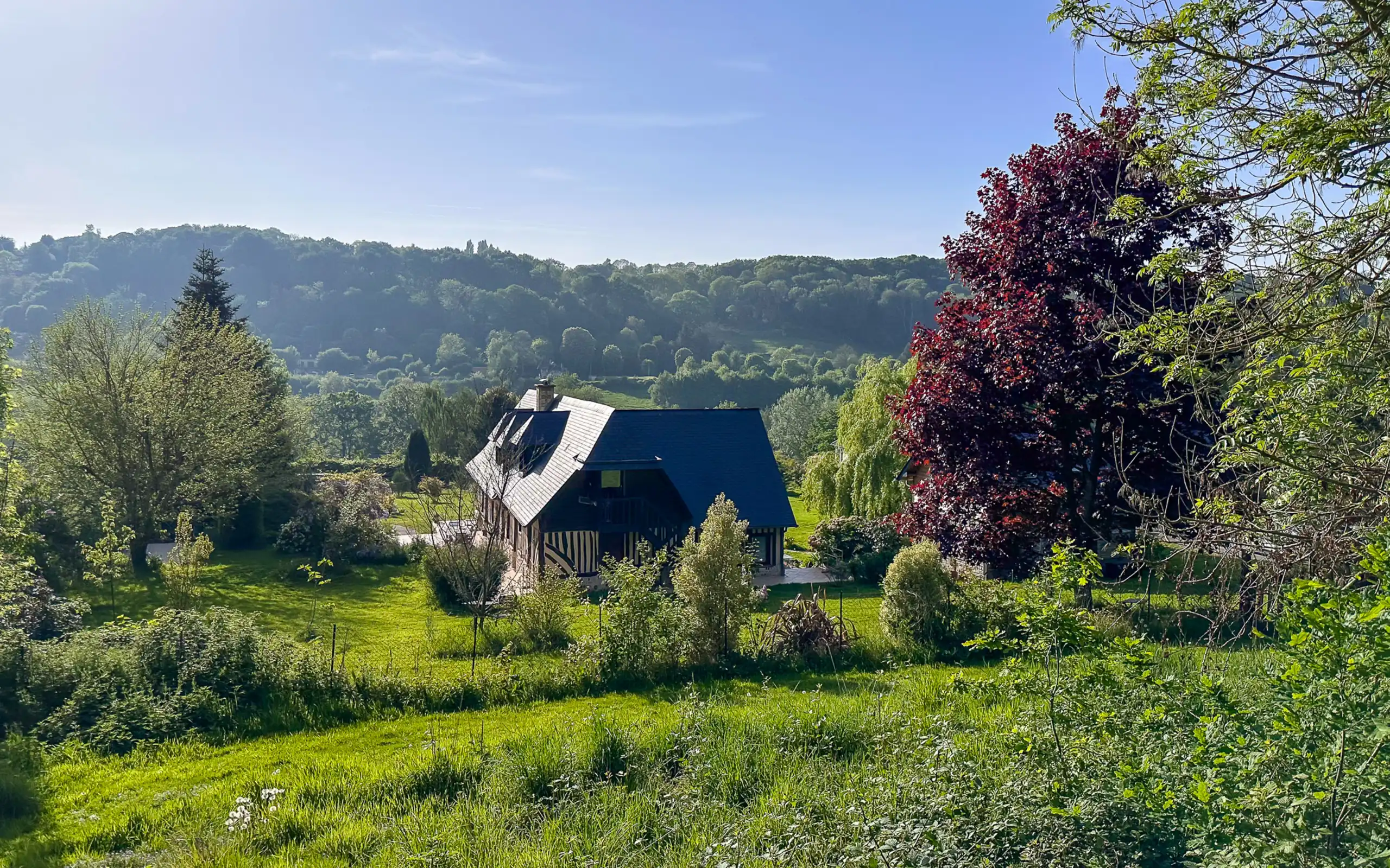 Schöne Landschaft um das Fachwerkhaus in der Normandie herum