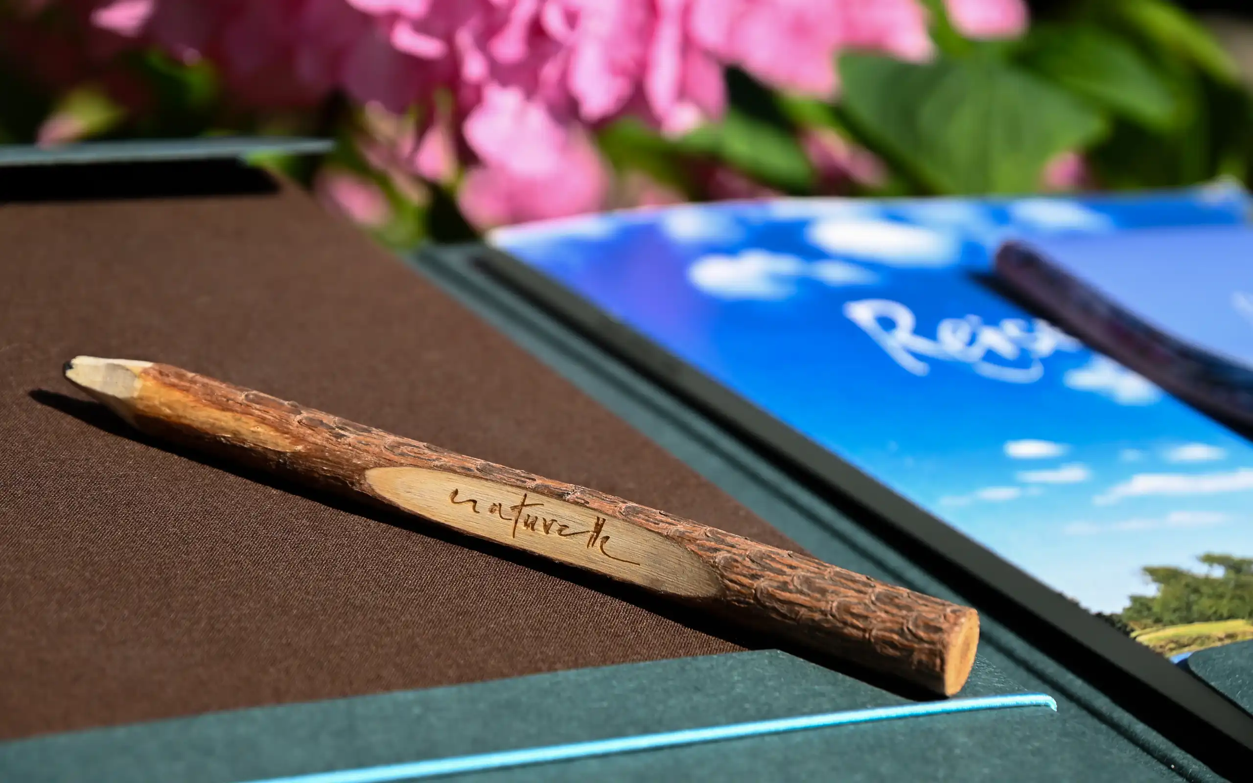 Das geöffnetet Loire Reiseführerpaket mit Fokus auf den France Naturelle Astbleistift