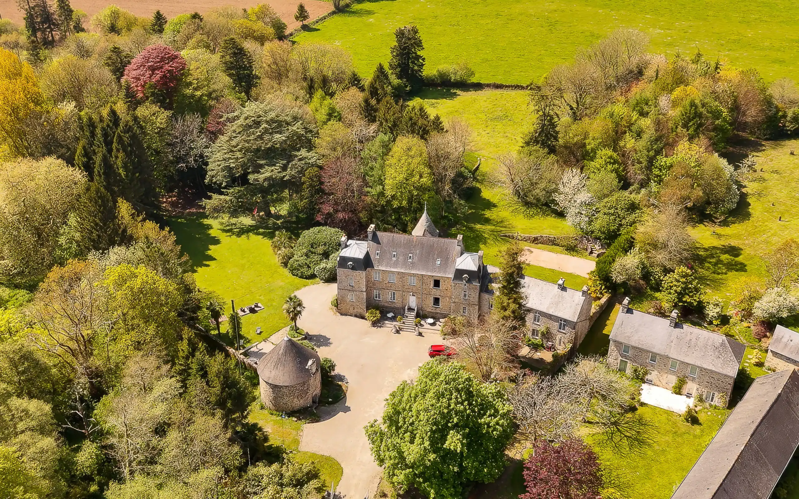 Drohnenaufnahme von einem Schloss in der Normandie