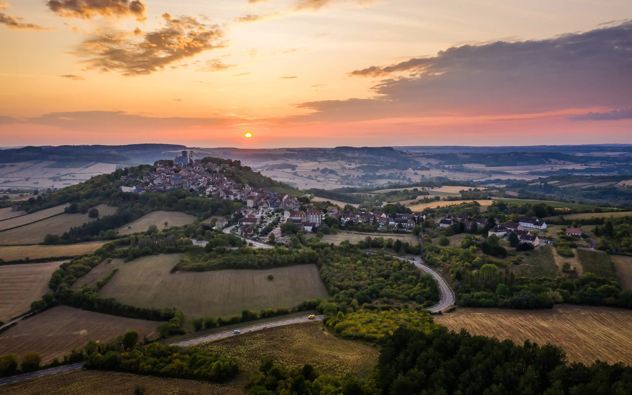 burgund-landschaft-sonnenuntergang-drohne