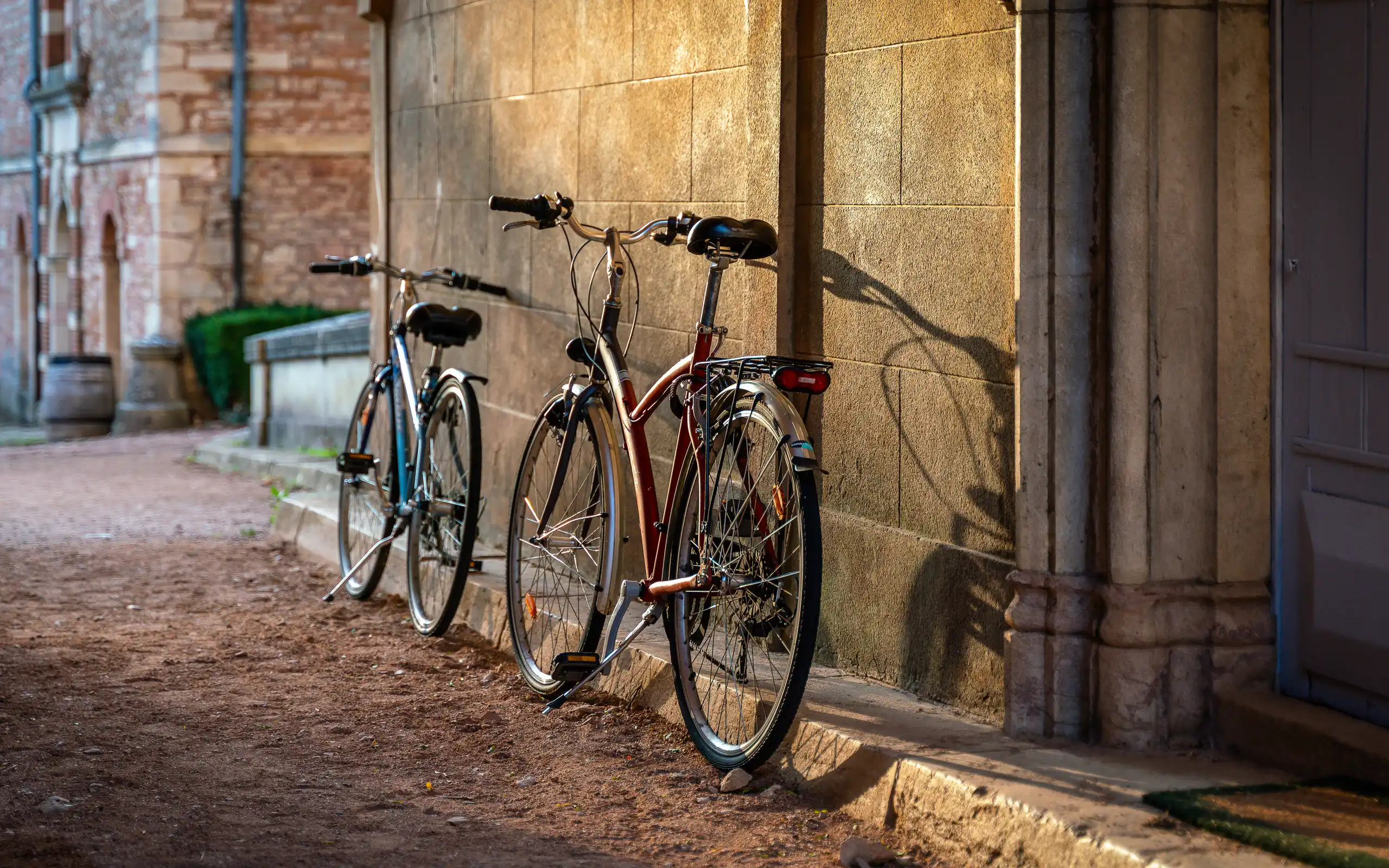 Ein großes und ein kleines Fahrrad an einer Hauswand im Burgund