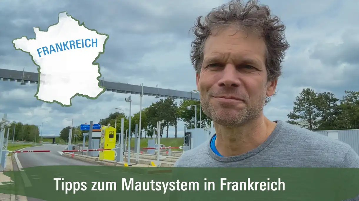 Ein Mann steht vor einer Mautstation in Frankreich