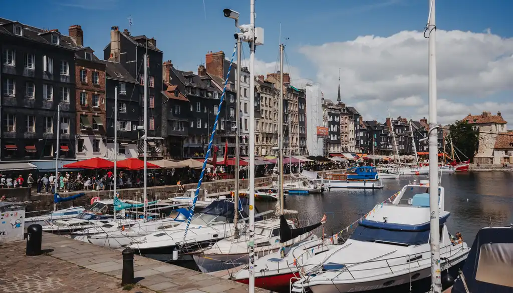 Kleiner Hafen in der Normandie mit vielen Schiffen in der Normandie