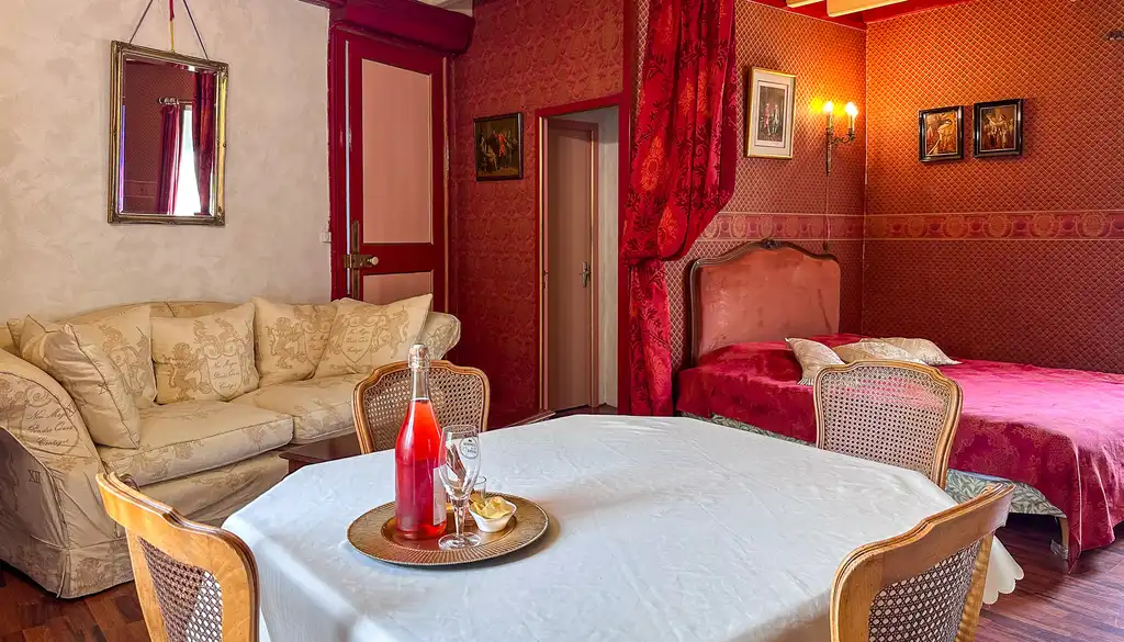 Ein Gästezimmer mit einer Sitzecke in der Normandie