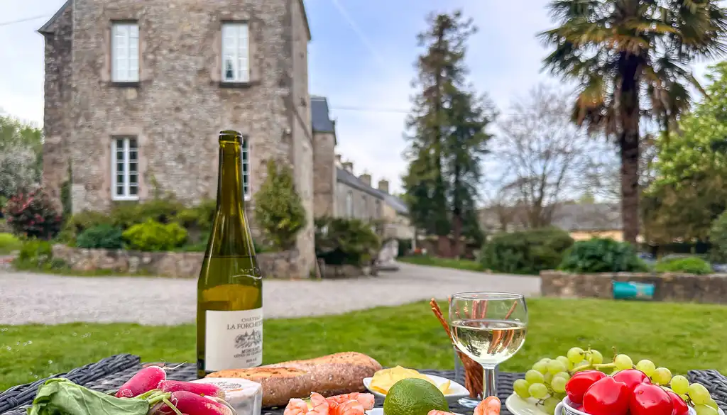 Ein Picknick im Garten einer Unterkunft in der Normandie