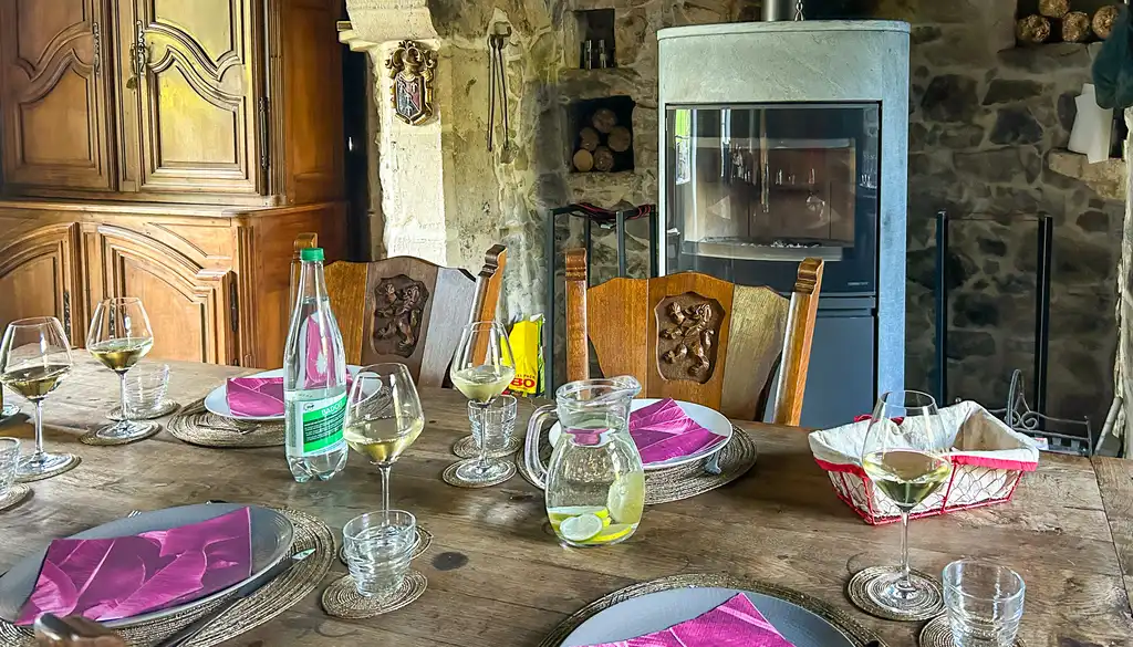 Ein gedeckter Tisch in einer Unterkunft in der Normandie