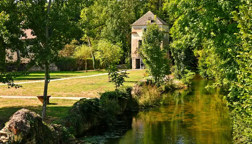 Burgund-NZ6_4755-Wiese-Fluss