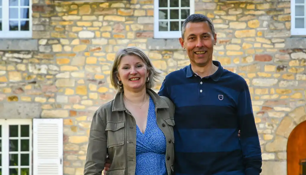 Die Gastgeber stehen vor dem Haus in der Normandie