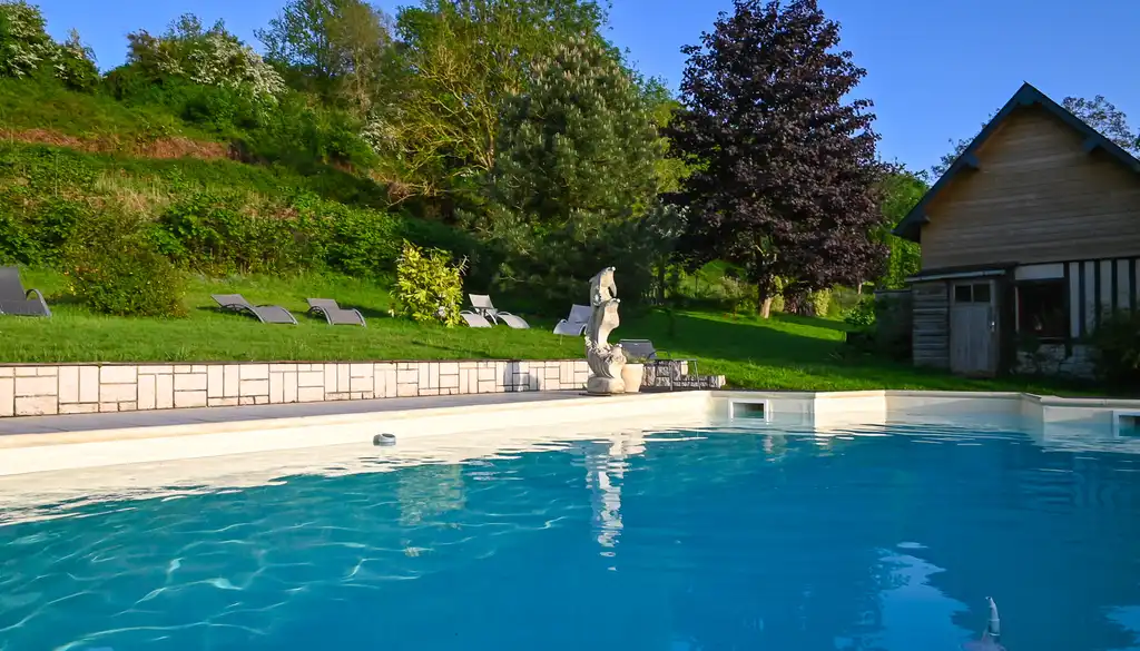 Pool im Garten des Fachwerkhauses in der Normandie