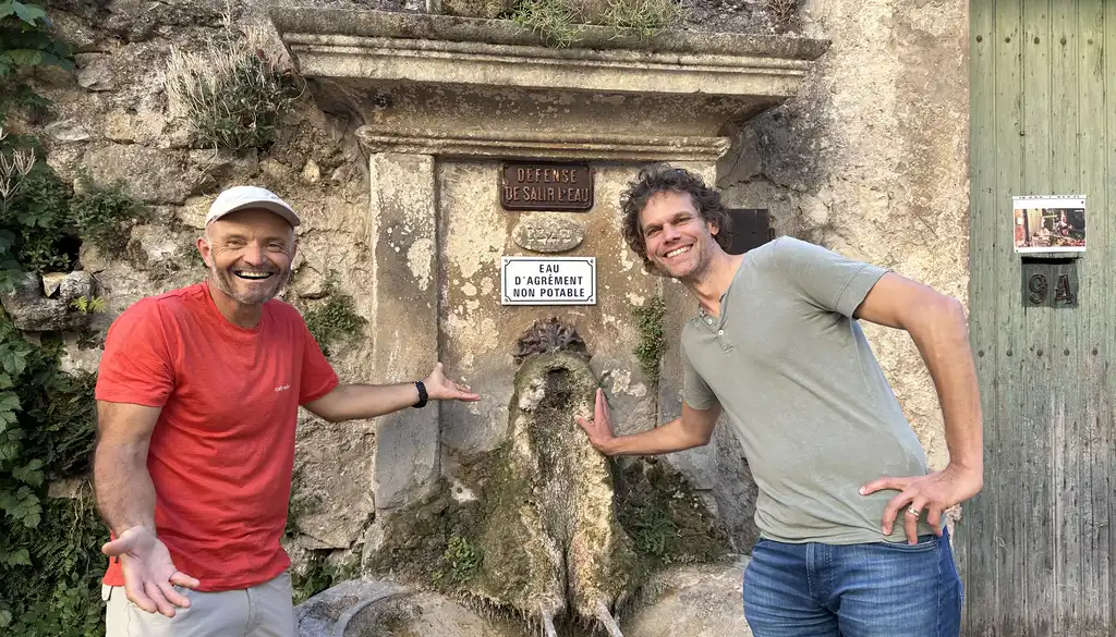 Provence-Urlaub-Mann-Rotes-Shirt-Brunnen