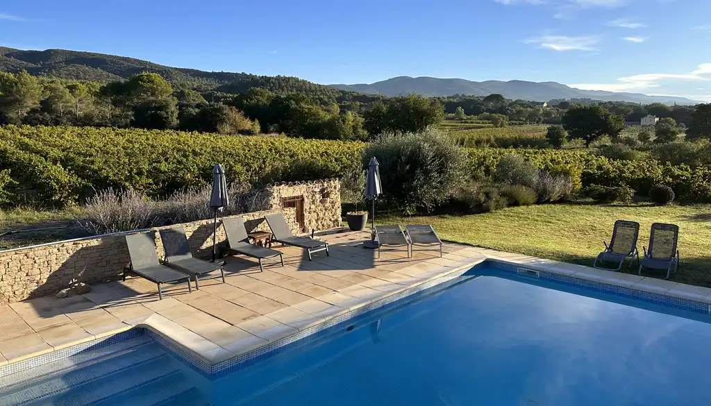 Provence-Urlaub-Tipp-Pool-Stuehle