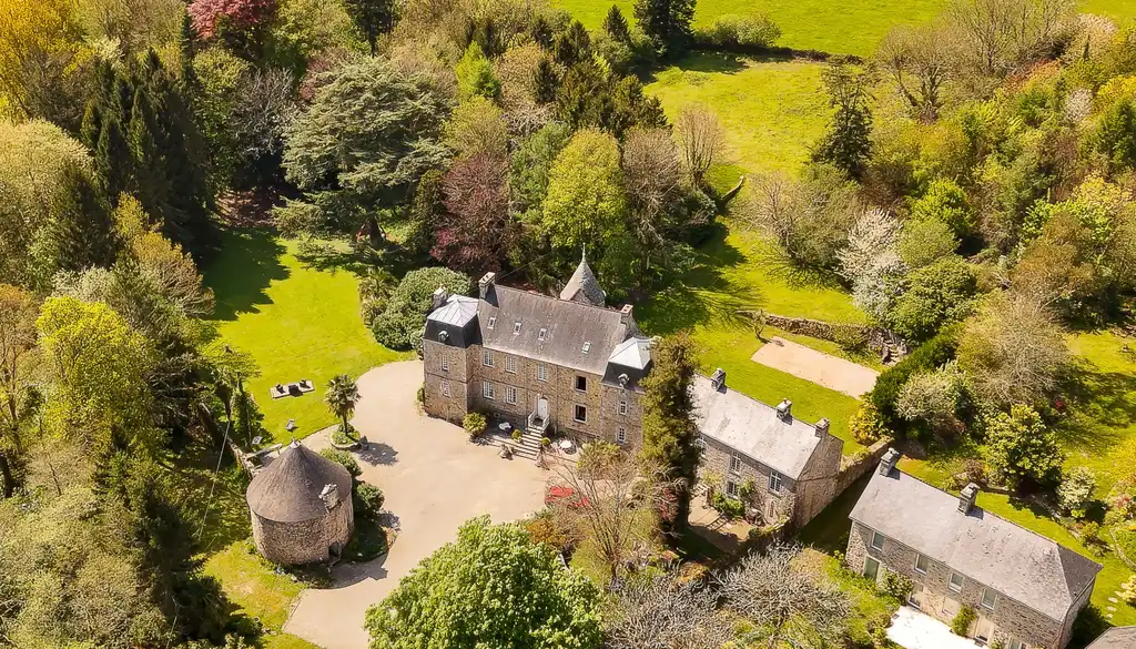 Ein Schloss mit Garten in der Normandie von einer Drohne fotografiert