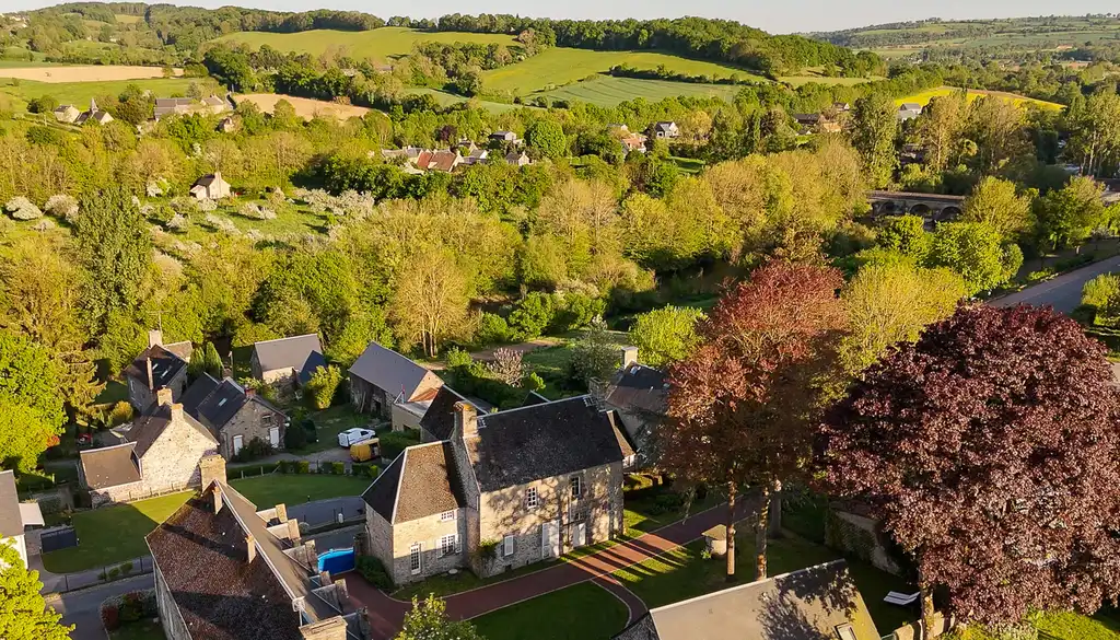 Drohnenansicht des Grundstücks in der Normandie mit der Lanschaft