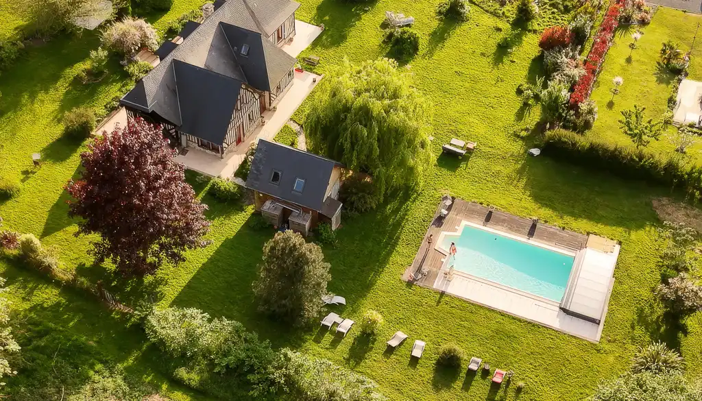 Fachwerkhaus mit Pool und Gartenhaus in der Normandie