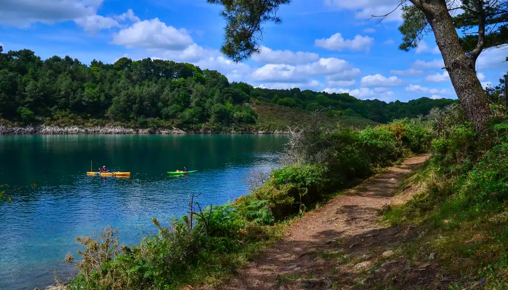 bretagne-landschaft-fluss-kanu
