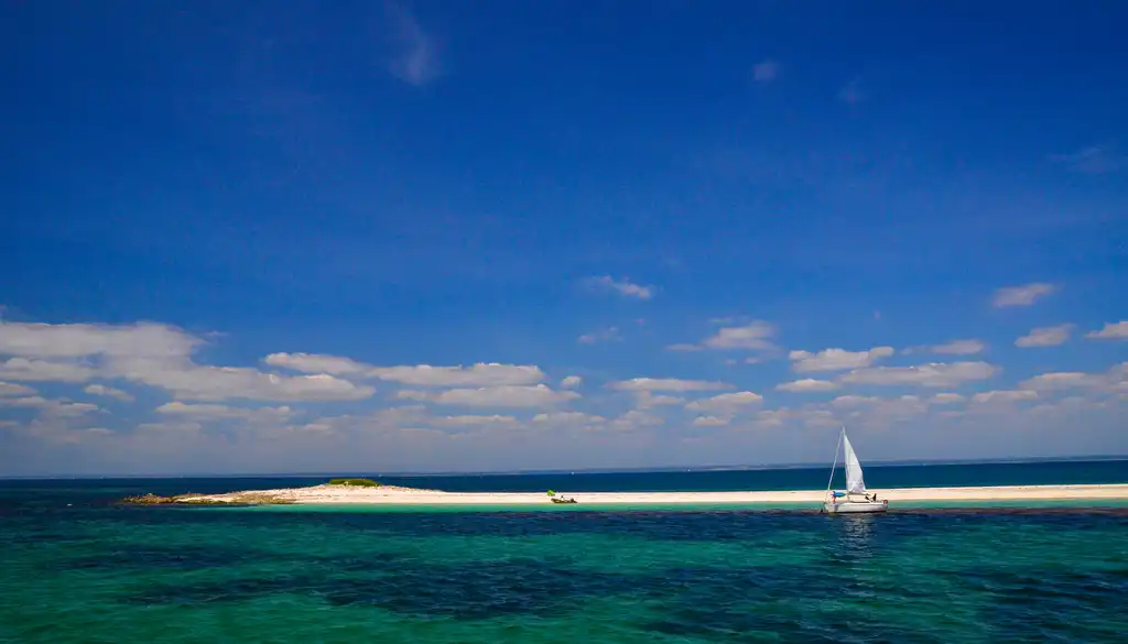 bretagne-landschaft-insel-boot