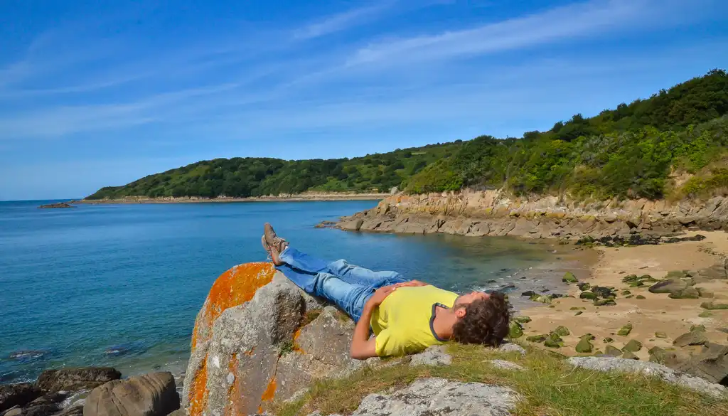 bretagne-landschaft-wandern-pause-sonne