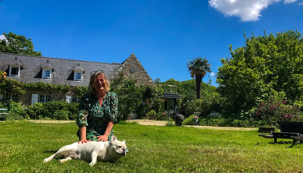 bretagne-unterkünfte-gastgeber-hund-garten