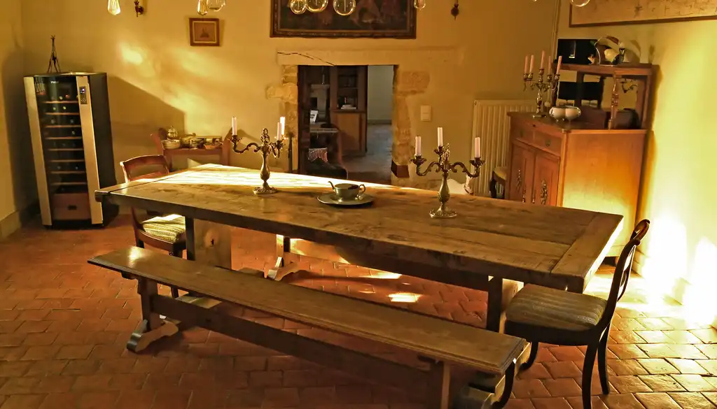 burgund-chablis-unterkunft-Esstisch